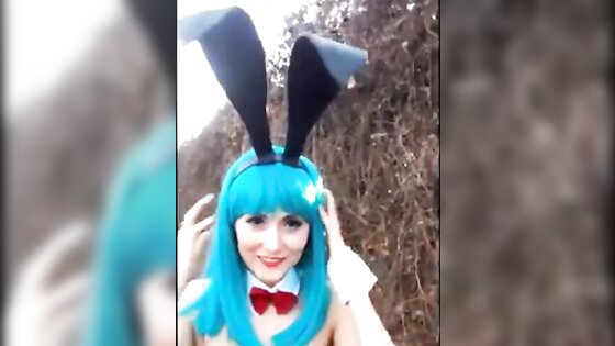 Zajíček nebo Šmoulinka jde asi na nákup. Funny outfit