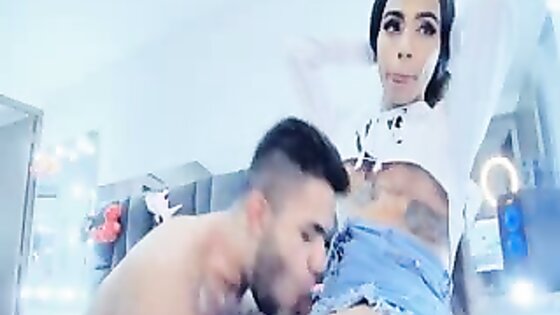 Shemale Let Her Boyfriend Suck Her Cock