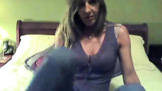 Holy crap! Watch this MILF strip and masterbate.