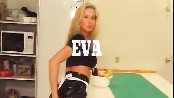 Svensk piga leker i köket - Eva