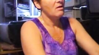 Svensk mormor Ewa suger mig till ansiktsbehandling
