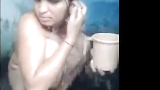 Indian milf bathing and showing her beautiful pussy