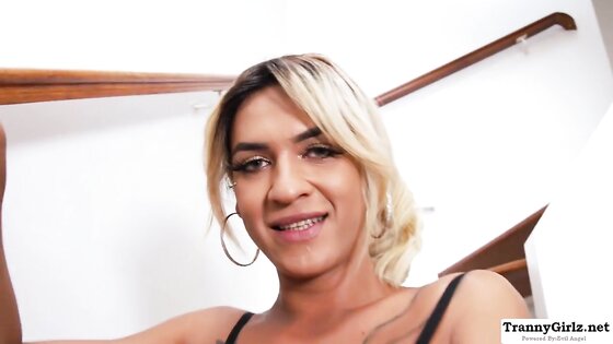 Brunette latina transexual Julianny Rodrigues toying big ass