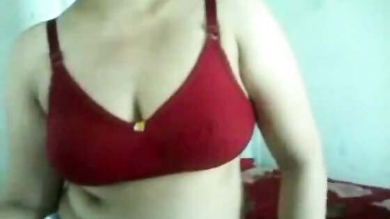 Bangla desi girl showing big boobs in bra