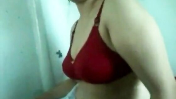 Bangla desi girl showing big boobs in bra