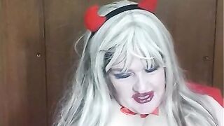 Enjoy this video of red devil Susi playing with pussy