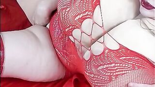Watch Susi lying on the bed in red fishnet