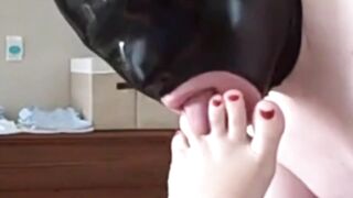 Cleaning her feet, cumming on her feet