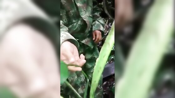 Militar novinho tocando uma no mato