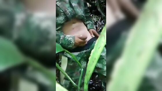 Militar novinho tocando uma no mato