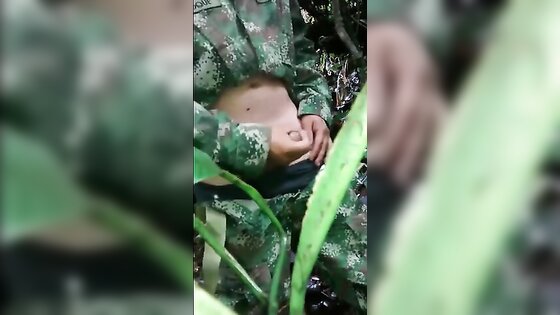 Militar novinho tocando uma no mato