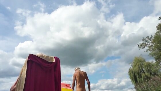 Nudist Opa am Strand - 4