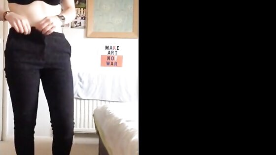 Loira tirando a roupa