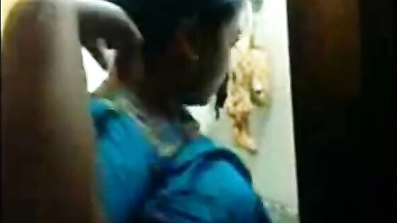 Big Boobs Desi Aunty bath