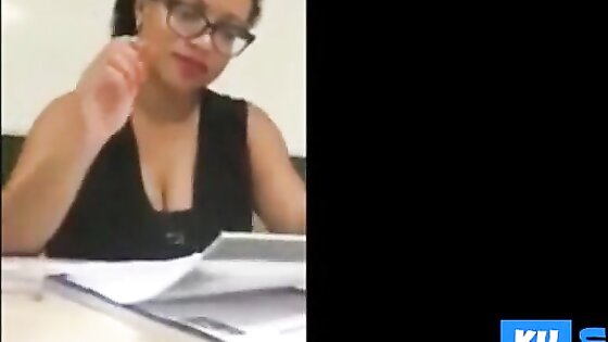 Une prof coquine chauffe ses eleves en plein cours