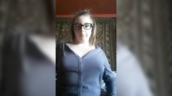 18 yo girl showing firm boobies and pussy on periscope