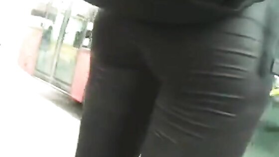Nice ass at bus stops in shiny leggings