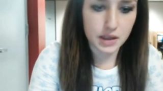 Chica se masturba en biblioteca publica frete a la webcam