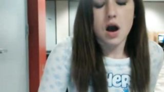 Chica se masturba en biblioteca publica frete a la webcam
