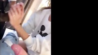 Jenta måler guttens pikk mens hun blåser ham