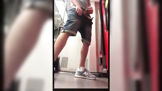 Exhibition Twink jerks off in a train