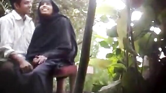 BanglaDeshi Boys and Girls Sex in Park