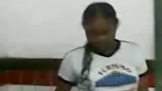 Novinha tirando a roupa na sala de aula