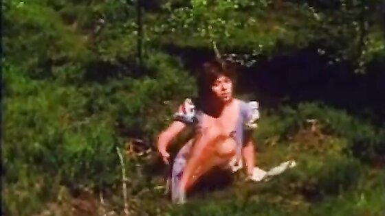 Flicka Masturbates i skogen