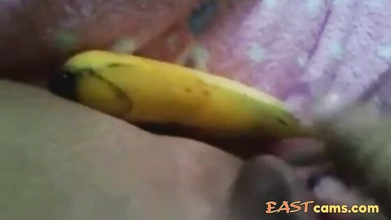 Arab slut masturbate with a big banana