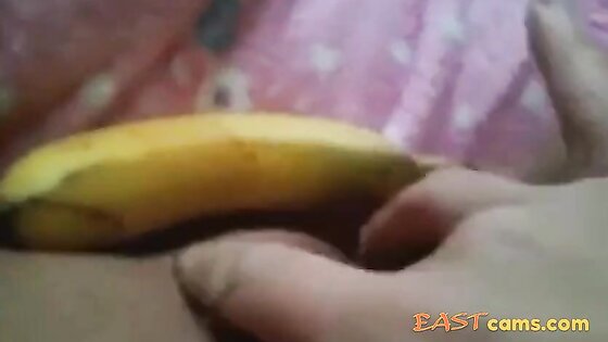 Arab slut masturbate with a big banana