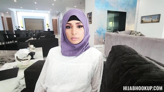 My hijab stepsister wants to become prom queen