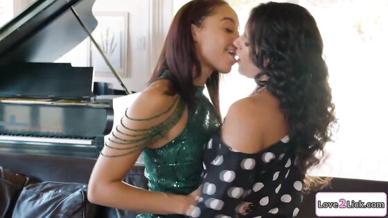 Milf Penny Barber licked by Alexis Tae