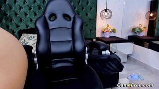 Colombian Babe Fucks Her Pussy On Her Gaming Chair
