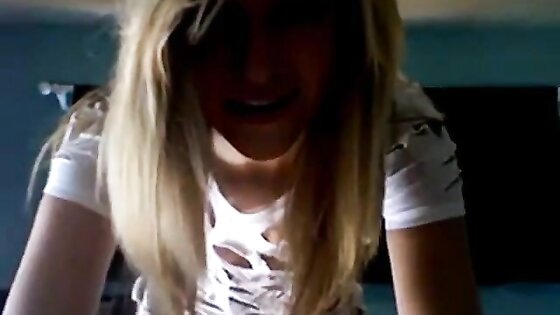 Hot blonde teen performs phenomenal striptease