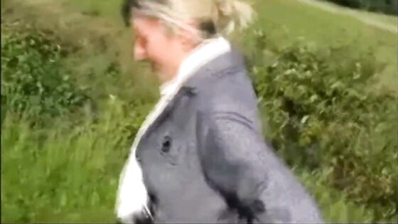 Deutsche Amateurin genießt Outdoor-Anal