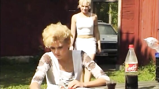 Svenska blondiner Jennifer & Lovisa fitta leker utomhus