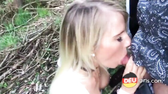 Piercing-Schlampe bläst im Wald und schluckt!
