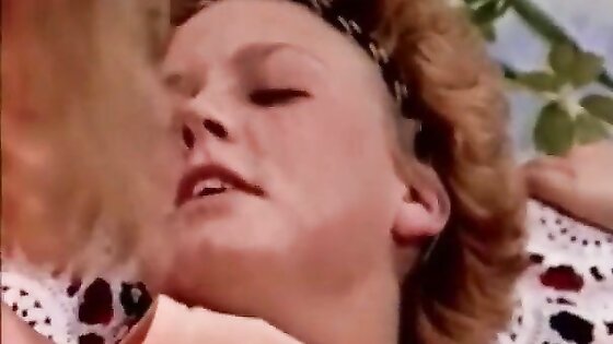 Hårede danske lesbiske Sheila og juni i strømper