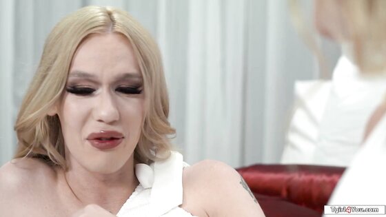 Trans goddess Crystal Thayer fucks babe