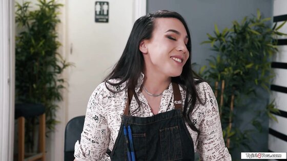 Shemale Kasey Kei analed by delivery guy