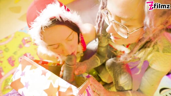 Happy Xmas with Anuskatzz, Miss Flora, and Lily Lu