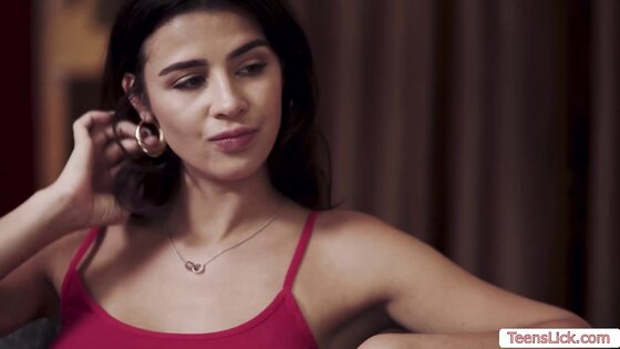 Back massage turns into a pussy licking session