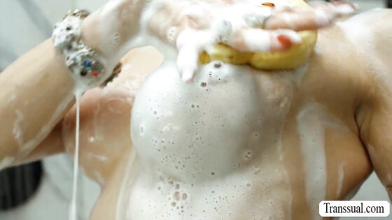 TS Stepmom fucks the big cock of delivery man