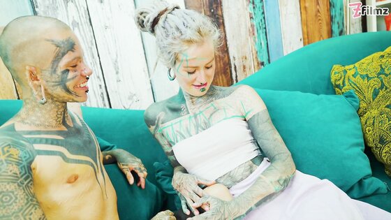 Alt beauty Anuskatzz stuffs Nahluu's pussy