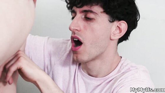 Freeusing her milf pussy makes him calm down after a hard day