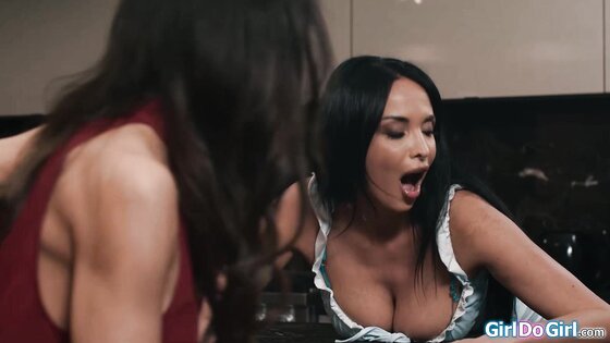 Im snacking on my stepmommys tasty pussy