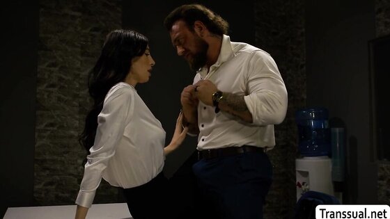 TS suspect sucks police dick to get free