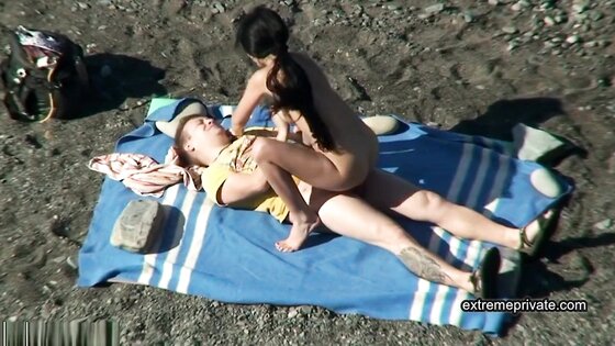 stepsister enjoys sex on the beach (voyeur)