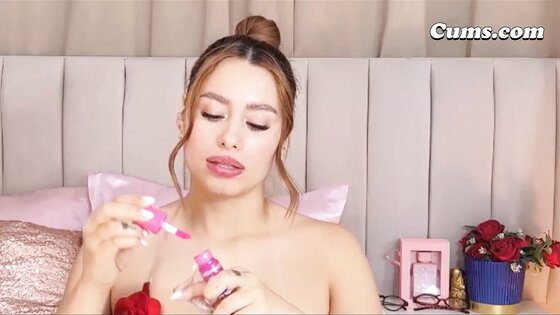 Gorgeous Babe Gives a Sexy Blowjob