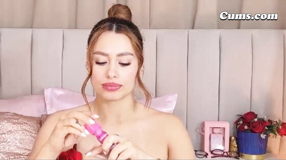 Gorgeous Babe Gives a Sexy Blowjob